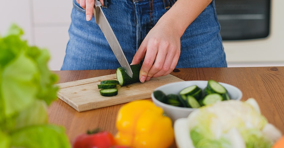 mujer cortando verduras