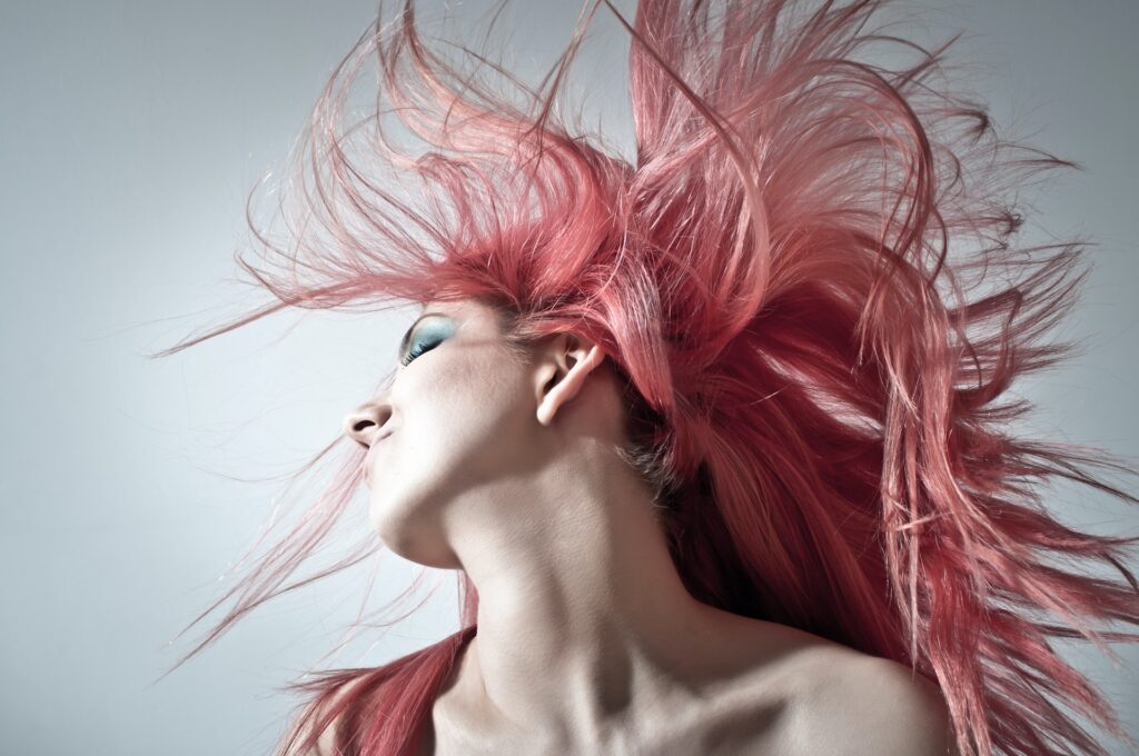 mujer con pelo color rosa