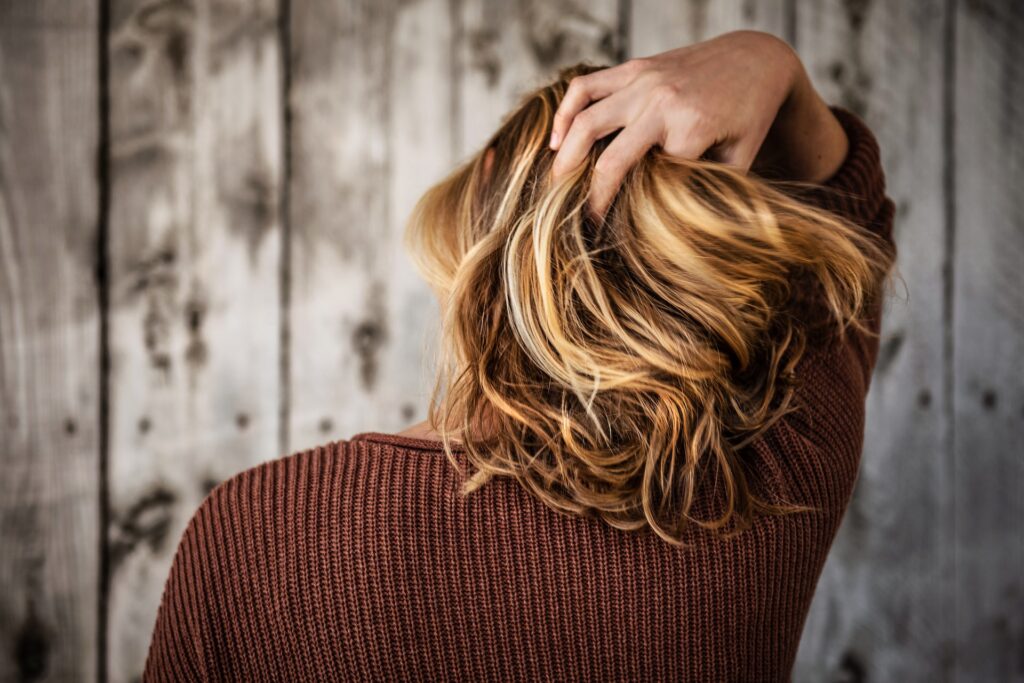 mujer soltando su pelo rubio