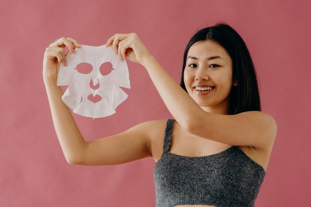 mujer sosteniendo una mascara facial
