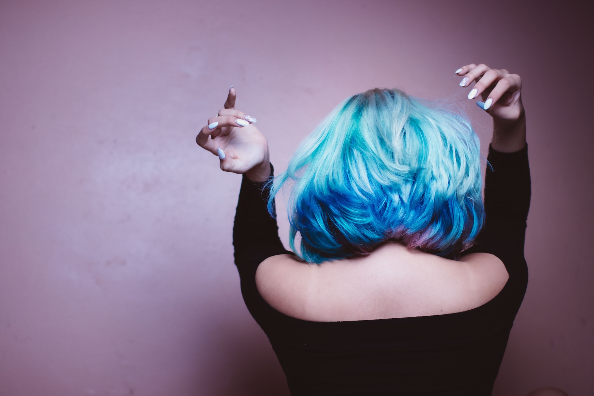 Mujer con cabello azul