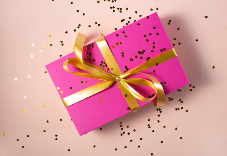 regalo envuelto color rosa