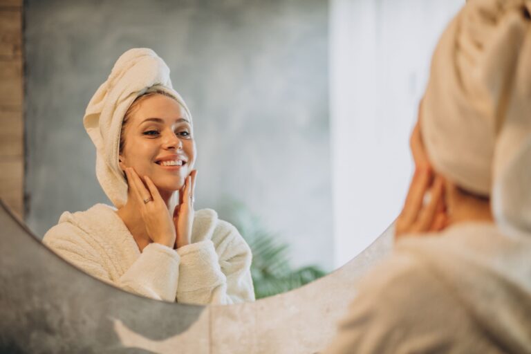 mujer-en-casa-aplicando-mascarilla-crema