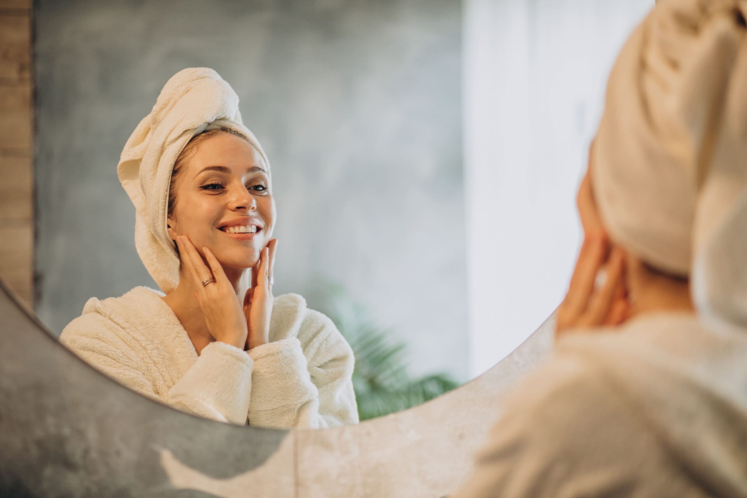 mujer-en-casa-aplicando-mascarilla-crema
